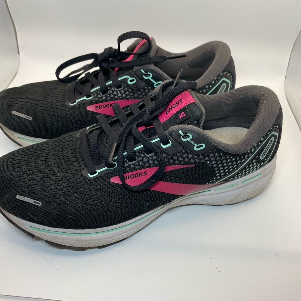 Brooks Women's Black and Pink Athletic Shoes